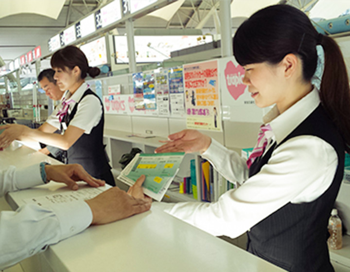 お客様の来日確認、各種書類、チケットなどのお渡しいたします