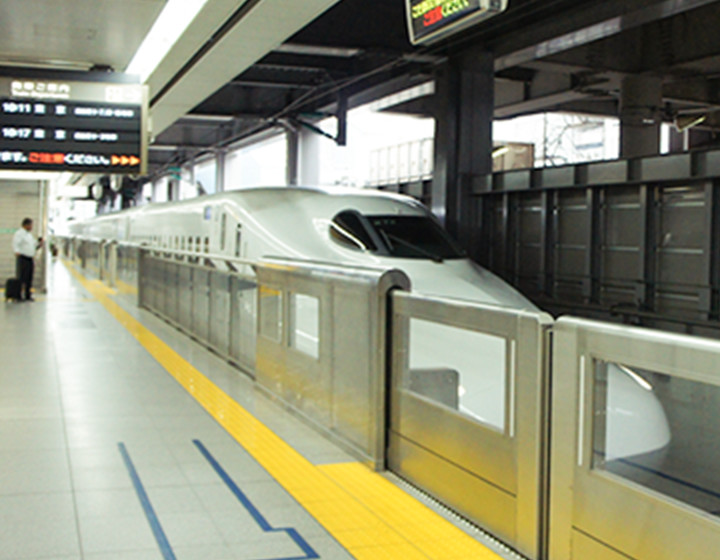 お客様と電車に同乗して目的地までご同行します